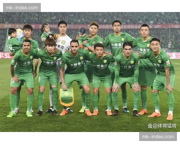 山东泰山对决北京国安：双方在中场的拦截对抗成为比赛主要看点